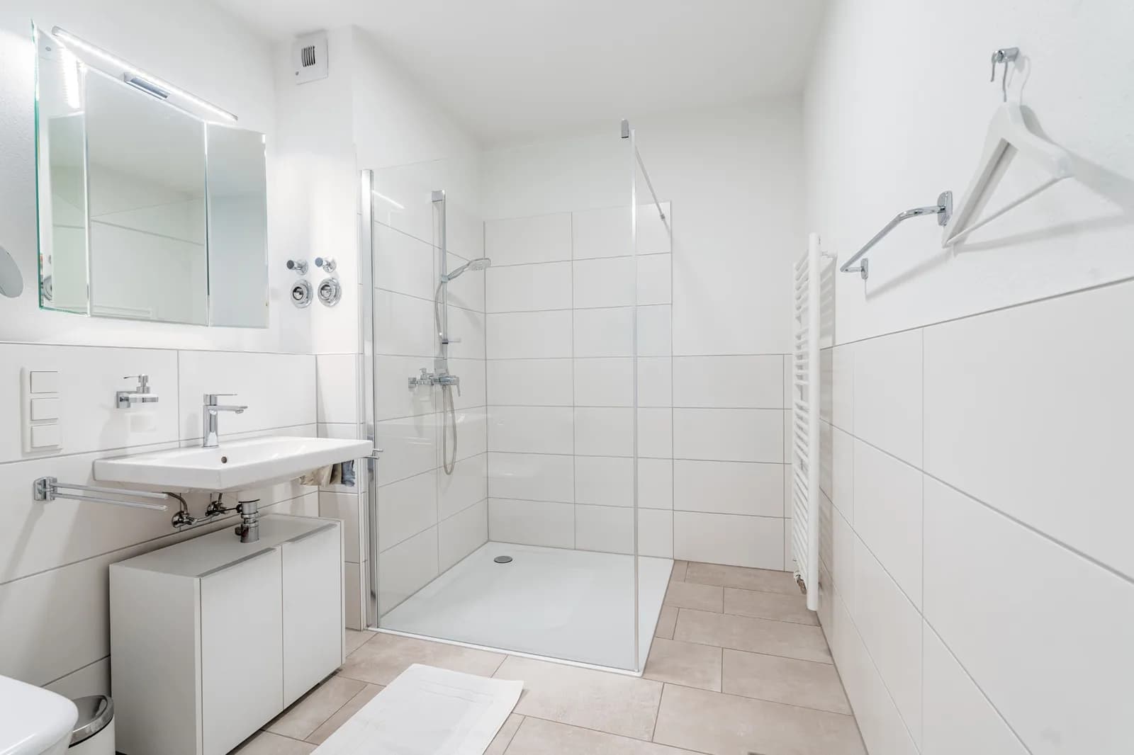 Modernes Badezimmer mit ebenerdiger Dusche